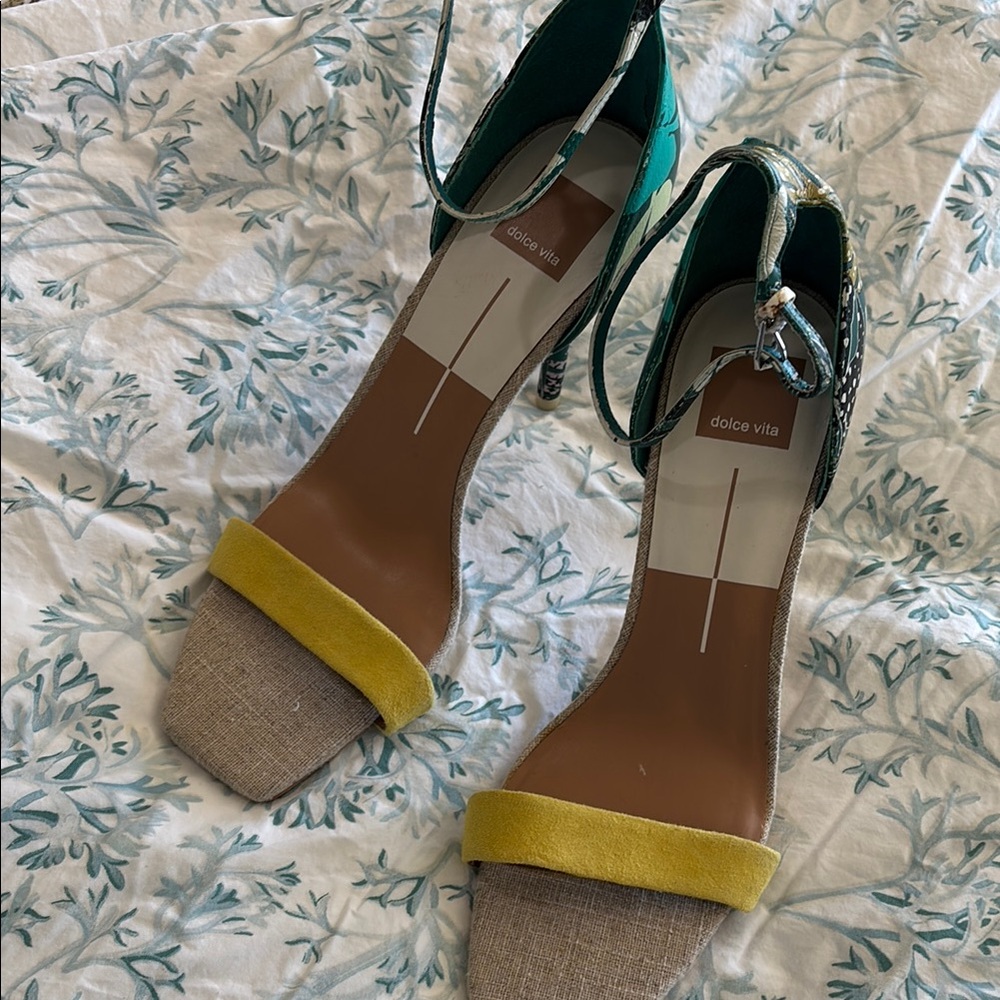 Dolce Vita Women's Green and Yellow ankle strap
Tropical print heels size 11